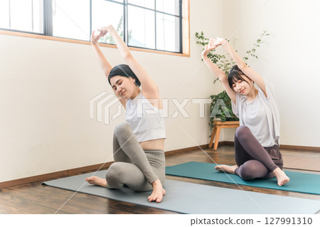 在瑜伽館和瑜伽課（體育館）中練習瑜伽和普拉提的女性 127991310