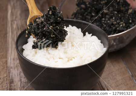 Sprinkle the perilla husks used to make red perilla syrup on rice. Sprinkle the perilla husks used to make red perilla syrup on rice. 127991321