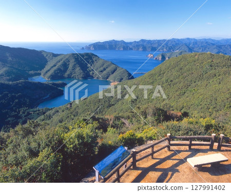 從伊勢志摩宇倉公園三重島展望台眺望裡亞式海岸和心形海灣 / 戀人的聖地 127991402