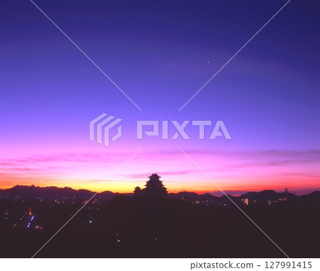 Sunrise over Himeji Castle, a World Heritage Site and National Treasure (viewed from Otokoyama Waterworks Park) 127991415