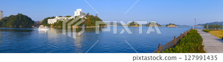 Toba Marine Terminal / View of the three islands and Dolphin Island in the distance / Ise-Shima National Park Toba Marine Terminal / View of the three islands and Dolphin Island in the distance / Ise-Shima National Park 127991435