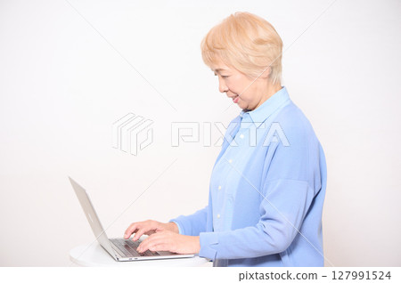 操作電腦的高階女性 127991524