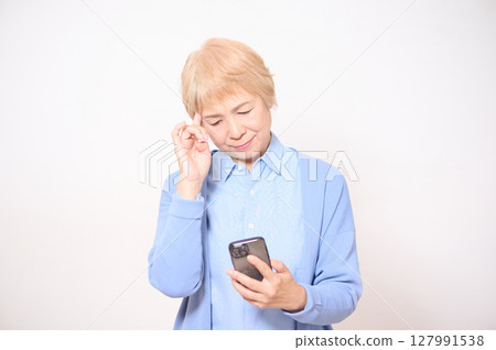 操作智慧型手機的高階女性 127991538