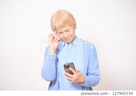 操作智慧型手機的高階女性 操作智慧型手機的高階女性 127991539