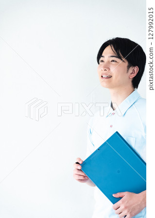 一名擔任護理員的男子拿著文件 127992015