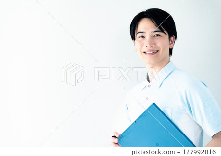 一名擔任護理員的男子拿著文件 127992016