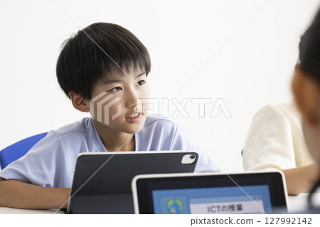小學生使用平板電腦 127992142
