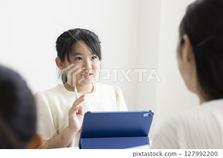 小學生使用平板電腦 127992200