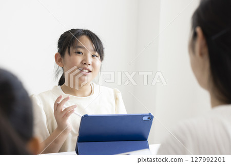 小學生使用平板電腦 127992201