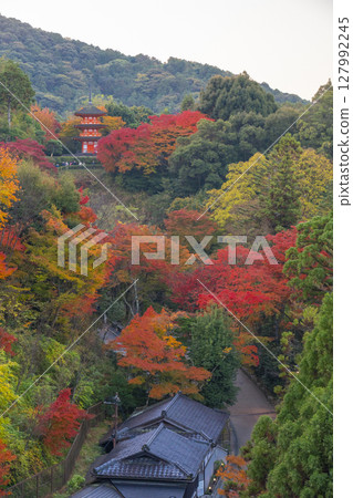 Kiyomizu-dera Temple in autumn: Koyasu Pagoda surrounded by autumn leaves Kiyomizu-dera Temple in autumn: Koyasu Pagoda surrounded by autumn leaves 127992245
