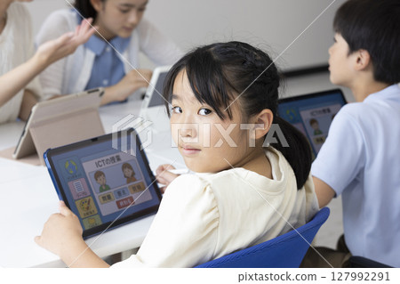 小學生使用平板電腦 127992291