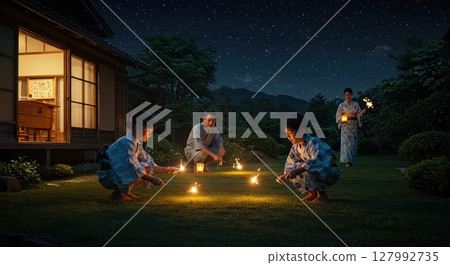 夏夜，一家人在花園裡欣賞煙火 127992735