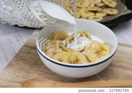 香蕉片加牛奶 香蕉片加牛奶 127992780