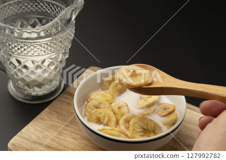 香蕉片加牛奶 香蕉片加牛奶 127992782