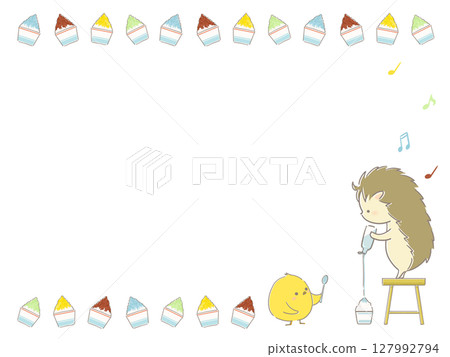 刺蝟和小雞將糖漿倒在刨冰上的畫面 127992794