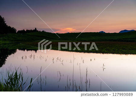 日落後，曾尼高原的夕陽將天空和大龜池的水染成美麗的色彩。黃金時間 第10部分 127993089