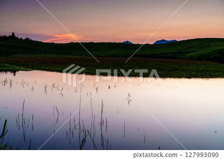 日落後，曾尼高原的夕陽將天空和大龜池的水染成美麗的色彩。黃金時間 ⑪ 127993090