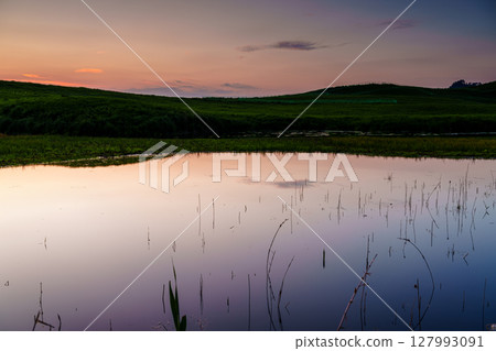 日落後，曾尼高原的夕陽將天空和大龜池的水染成美麗的色彩。黃金時間 ⑫ 127993091