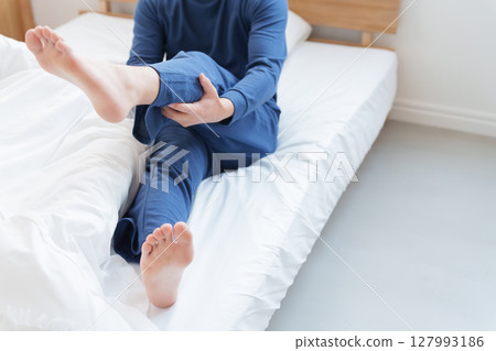 Man having leg cramps 127993186