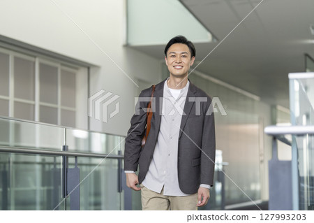 一名 40 多歲的男子對著鏡頭微笑 一名 40 多歲的男子對著鏡頭微笑 127993203