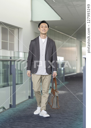 一名 40 歲左右的男子正在看著鏡頭 一名 40 歲左右的男子正在看著鏡頭 127993249