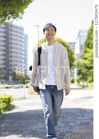 一名 40 多歲的男子走在街上 127993478
