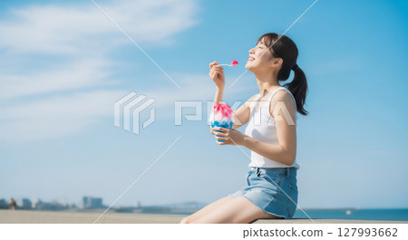 在藍天白雲下享受涼爽的刨冰時光 127993662