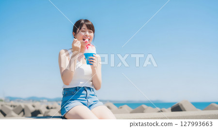 在藍天白雲下享受涼爽的刨冰時光 127993663