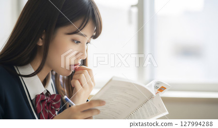 讀書的女學生 讀書的女學生 127994288