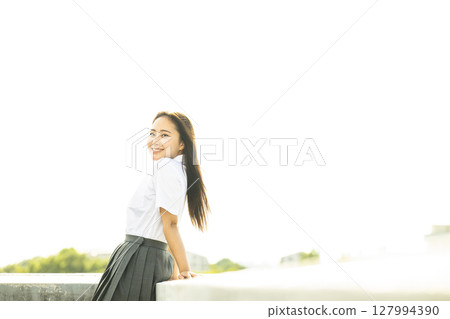 一名高中女生微笑著看著鏡頭的肖像 一名高中女生微笑著看著鏡頭的肖像 127994390