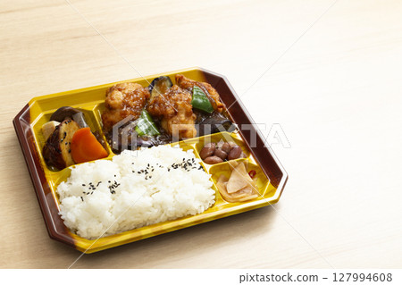 木質背景上有炸雞的午餐盒 127994608