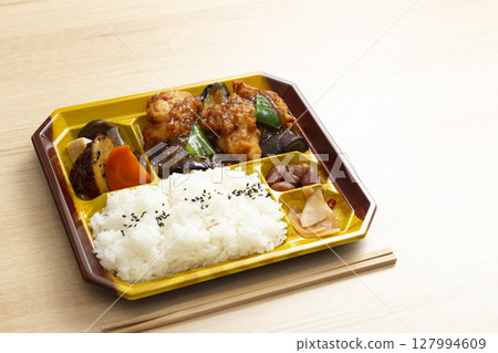 木質背景上有炸雞的午餐盒 木質背景上有炸雞的午餐盒 127994609