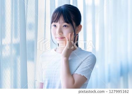 做臉部護理的女孩 127995162