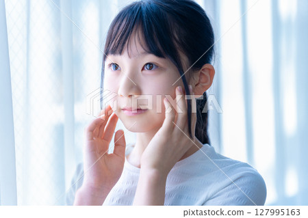 做臉部護理的女孩 127995163