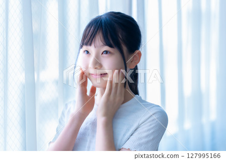 做臉部護理的女孩 127995166