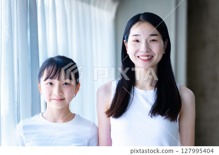 Junior high school girl and her mother Junior high school girl and her mother 127995404