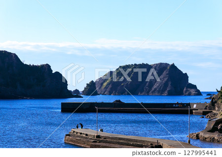 中木港的景色。前景是中木海灘，近海是大根島。大根島左側是比里佐海灘。 2024 127995441