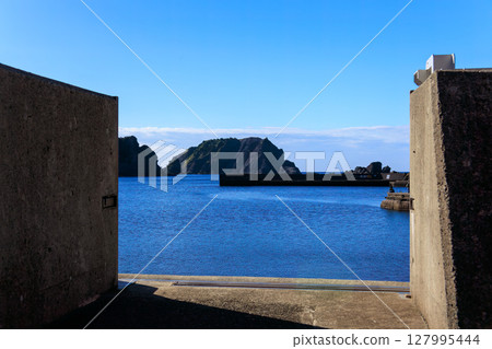 中木港的景色。前景是中木海灘,近海是大根島。大根島左側是比里佐海灘。 2024 中木港的景色。前景是中木海灘,近海是大根島。大根島左側是比里佐海灘。 2024 127995444