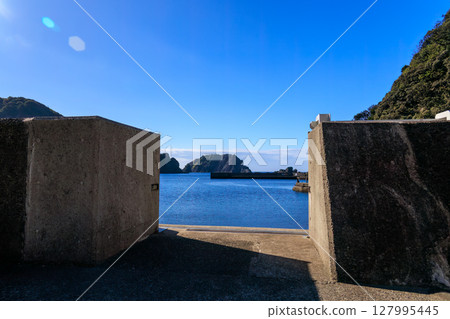 中木港的景色。前景是中木海灘,近海是大根島。大根島左側是比里佐海灘。 2024 中木港的景色。前景是中木海灘,近海是大根島。大根島左側是比里佐海灘。 2024 127995445