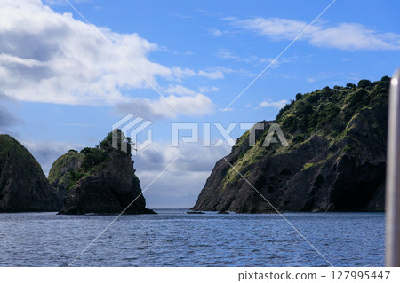 中木港的景色。前景是中木海灘,近海是大根島。大根島左側是比里佐海灘。 2024 中木港的景色。前景是中木海灘,近海是大根島。大根島左側是比里佐海灘。 2024 127995447