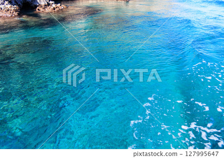 浮潛者和浮潛者搭乘廣座濱渡輪出發。 可以看到蔚藍的大海、無人居住的大根島、還有礁石。 127995647