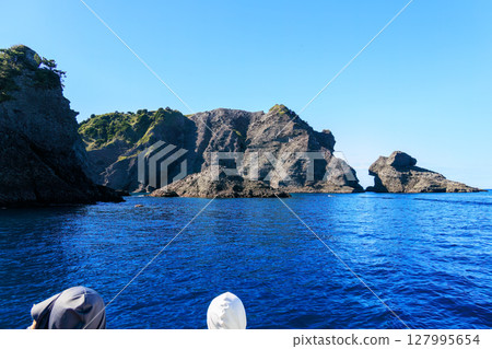 浮潛者和浮潛者搭乘廣座濱渡輪出發。 可以看到蔚藍的大海、無人居住的大根島、還有礁石。 127995654