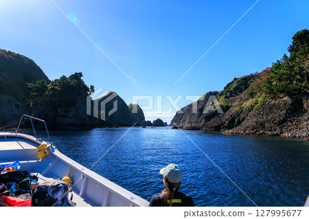 浮潛者和浮潛者搭乘廣座濱渡輪出發。 可以看到蔚藍的大海、無人居住的大根島、還有礁石。 127995677