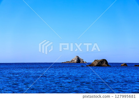 Skin divers and snorkelers depart on the Hirizohama ferry. The blue ocean, the uninhabited Daikon Island, and the reefs are visible. 127995681
