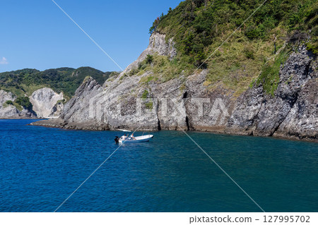 浮潛者和浮潛者搭乘廣座濱渡輪出發。 可以看到蔚藍的大海、無人居住的大根島、還有礁石。 浮潛者和浮潛者搭乘廣座濱渡輪出發。 可以看到蔚藍的大海、無人居住的大根島、還有礁石。 127995702
