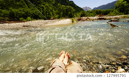 Walking in Kamikochi 127995791
