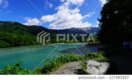 Walking in Kamikochi 127995897