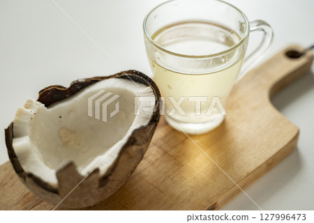 Old coconut fruit 127996473