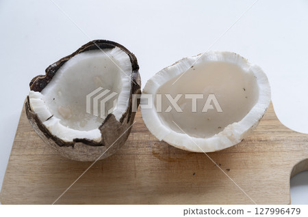 Old coconut fruit 127996479