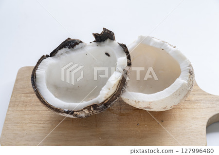 Old coconut fruit 127996480